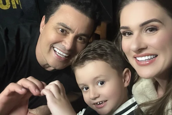 Esposa de Renner apoia o marido após morte de Rick: “Um dia de cada vez”