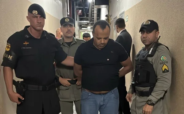 imagem colorida motorista preso invadir shopping com carro goiania
