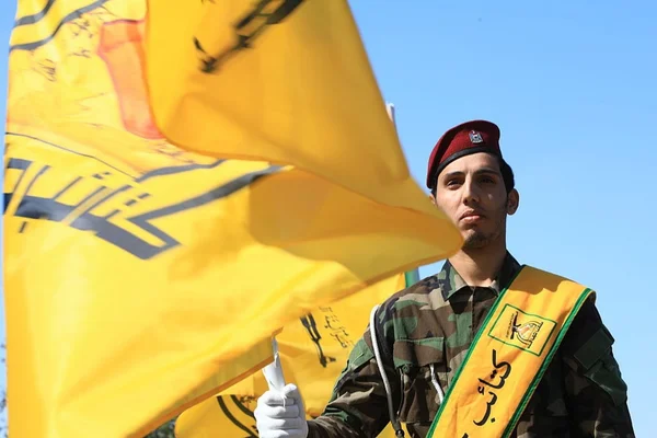 Imagem colorida mostra membro do Hezbollah - Metrópoles
