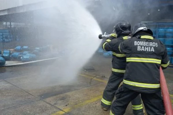 Bombeiros lutam contra fogo