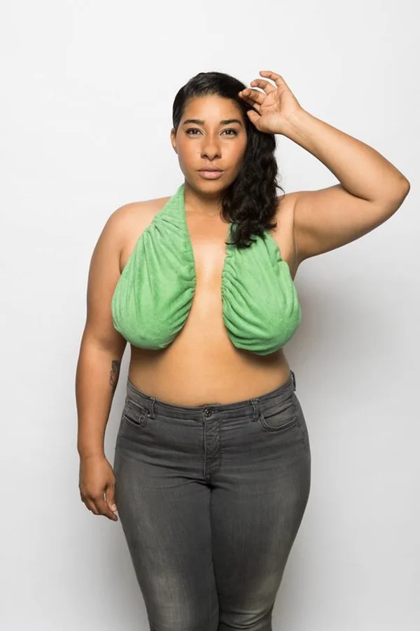 Tatá Werneck aproveita foto de maiô e mostra tamanho da barriga