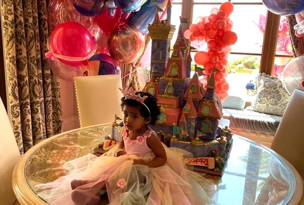 Viúva de Kobe Bryant mostra festa de 1 ano da caçula do casal