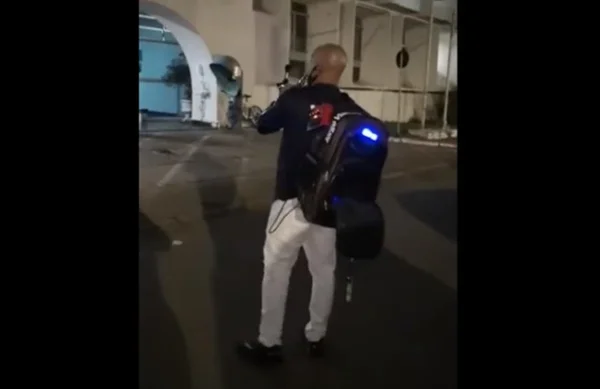 Saxofonista toca para pacientes e funcionários do HRT