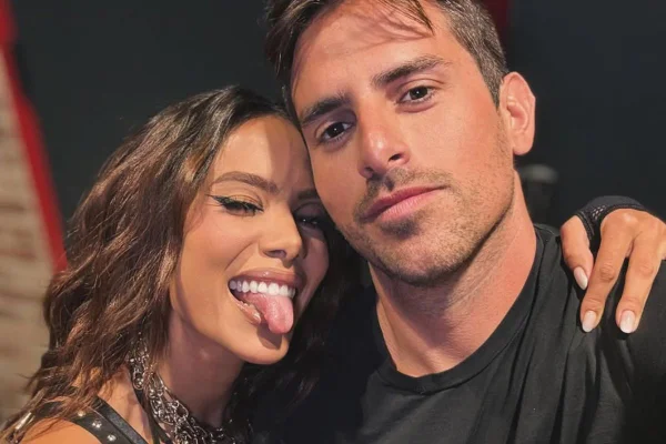 Imagem colorida de Anitta e Rodrigo Branco