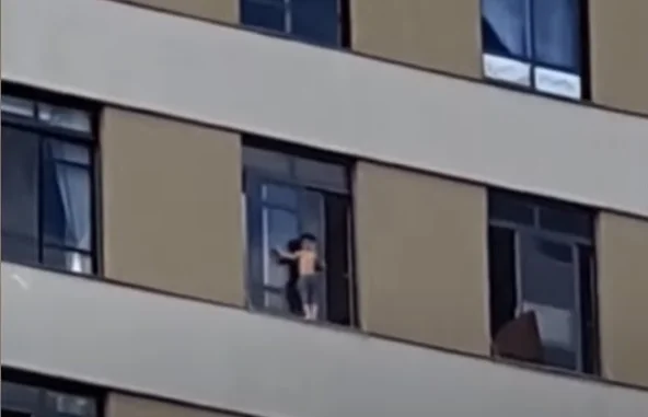 Menino anda pelo parapeito no nono andar de prédio em Campo Grande, Mato Grosso do Sul