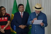 A primeira-dama Janja (a esquerda) com a medalha de Nossa Senhora