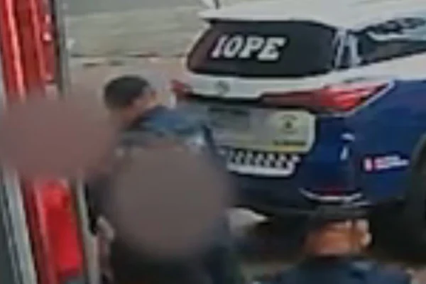 Captura de tela colorida, com blur, de câmera de segurança que flagrou GCMs agredindo usuários da Cracolândia dias antes de o fluxo desaparecer. - Metrópoles