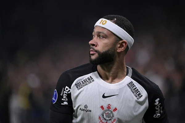 Imagem colorida de Depay - Metrópoles