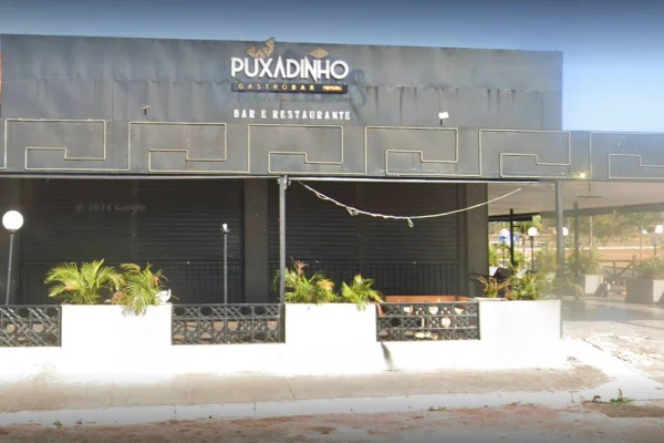 O Puxadinho Gastrobar, estabelecimento no Riacho Fundo 2 onde um segurança foi morto durante um tiroteio na noite desse domingo (13/10), divulgou um comunicado sobre o caso. Os responsáveis pela empresa classificaram o ocorrido como um “trágico incidente”.