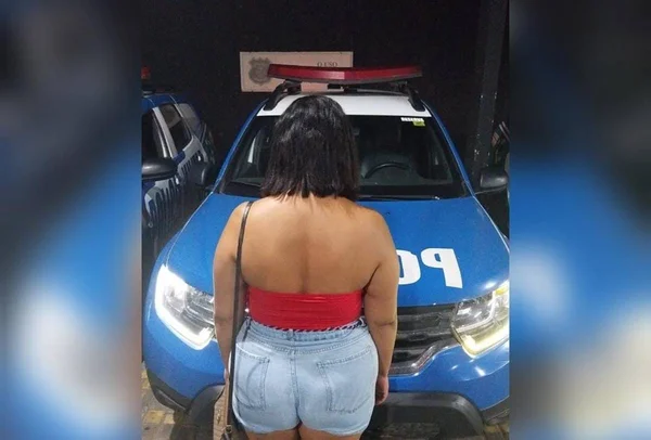 imagem colorida presa por emprestar conta para estelionataria que aplicou golpe tinder - Metrópoles