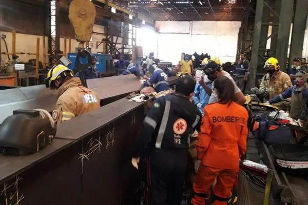 Bombeiros em resgate
