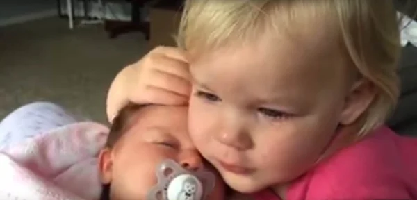 Após acordar chorando, menina só se acalma ao abraçar irmã mais nova