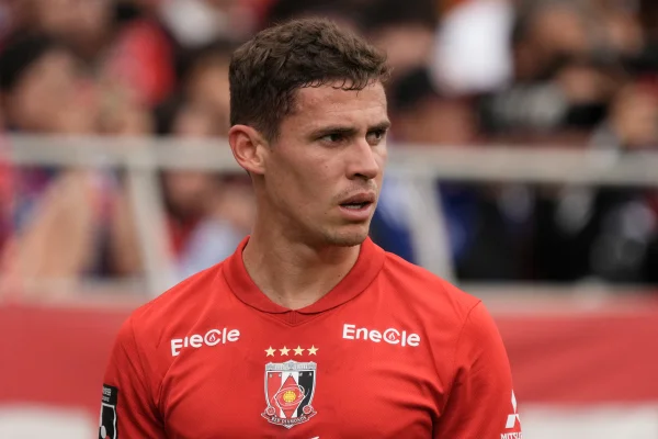 Foto colorida de Matheus Sávio, do Urawa Reds - mETRÓPOLES