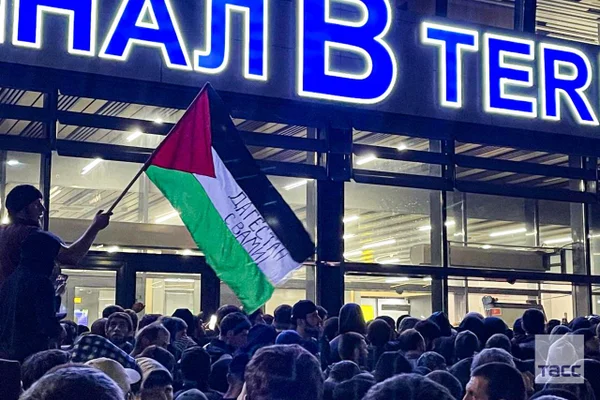 Rússia fecha aeroporto em região muçulmana após protesto contra judeus