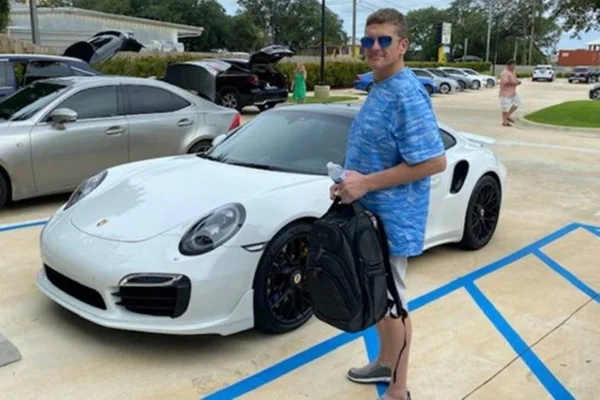 Casey William Kelley, preso por comprar Porsche com cheque impresso em casa