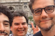 Wagner Moura apresenta O Agente Secreto no Museu do Louvre, em Paris