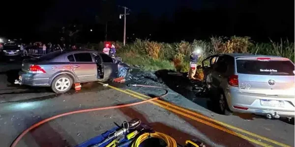 Colisão frontal causa duas mortes em rodovia da região de Maringá