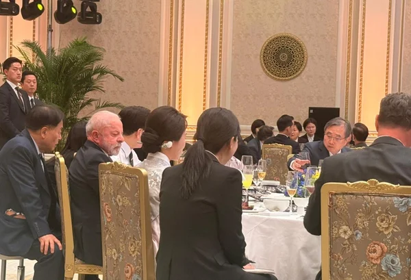 Banquete para Lula na Coreia teve celular proibido, açaí e brindes
