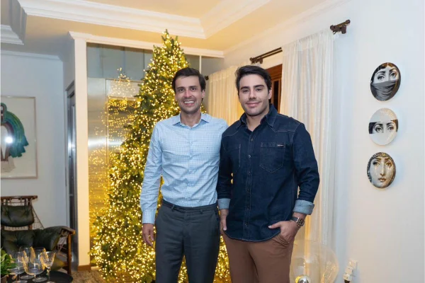 Thiago Miranda e Fausto Stauffer reúnem amigos em jantar de fim de ano