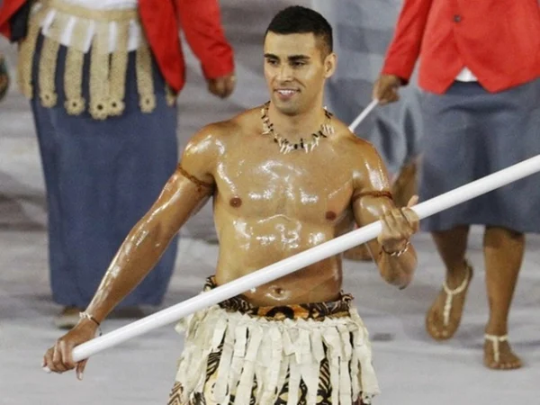 Muso “besuntado” de Tonga posa ao lado da modelo Alessandra Ambrósio
