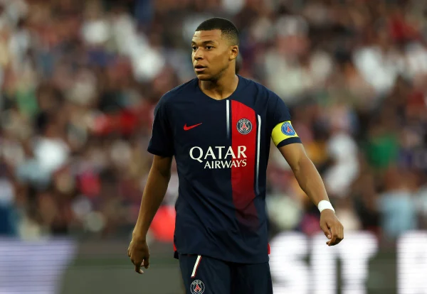 Mbappé com a camisa do PSG - Metrópoles