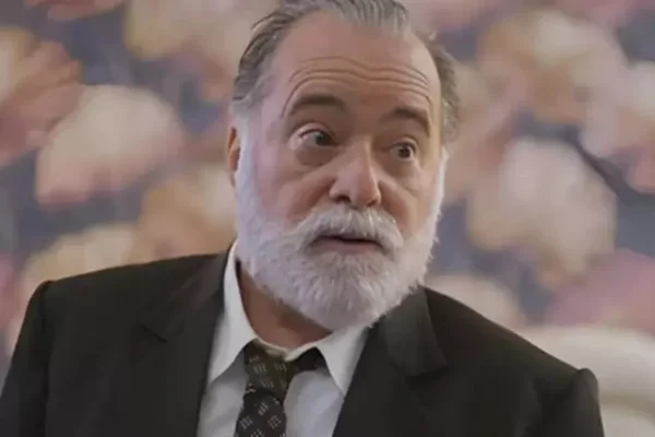 Tony Ramos é clicado durante uma das cenas da novela - Metrópoles