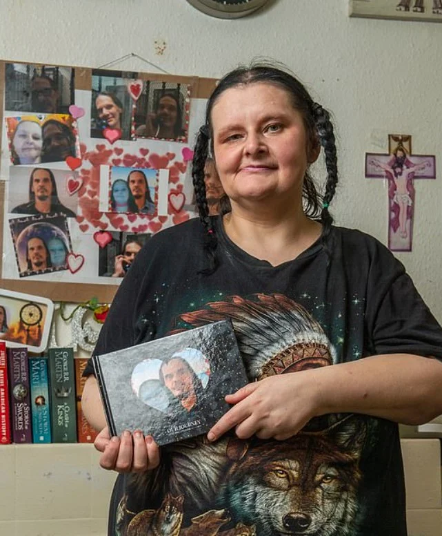 Ela é apaixonada pelo assassino Ela é apaixonada pelo assassino