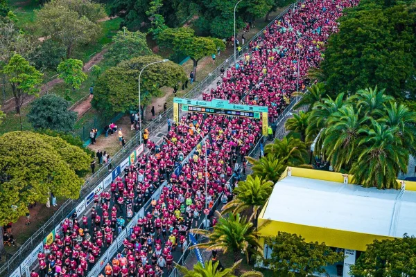 Imagem colorida de corredores na Maratona de São Paulo. Metrópoles