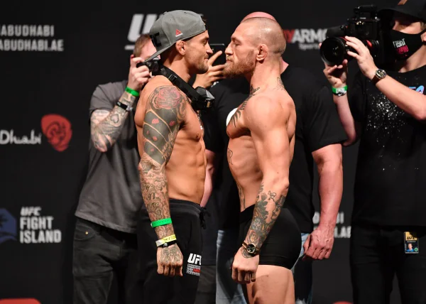 UFC: Dustin Poirier dá presente a Conor McGregor após encarada quente