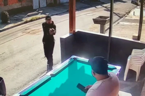 Imagem colorida mostra momento em que homem é baleado dentro de bar na Grande SP. Metrópoles