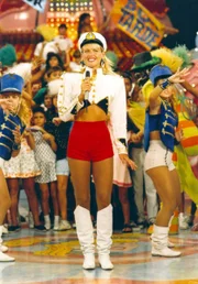Relembre os looks mais ousados e criativos do “Xou da Xuxa” - imagem 3 Relembre os looks mais ousados e criativos do “Xou da Xuxa” - imagem 3