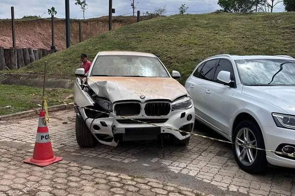 BMW com parachoque amassado