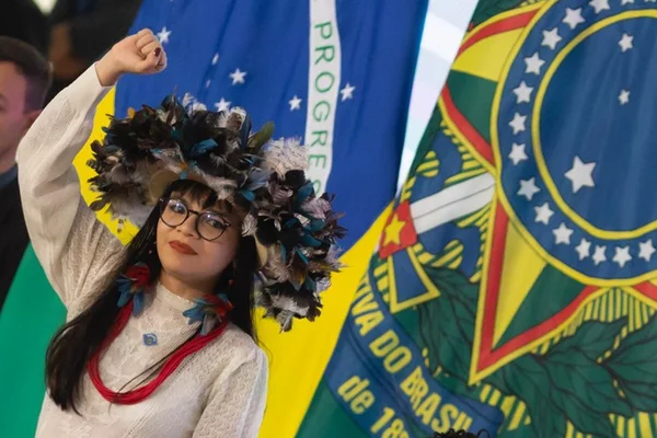 Txai Suruí durante a cerimônia de posse de Marina Silva, em Brasília - Metrópoles