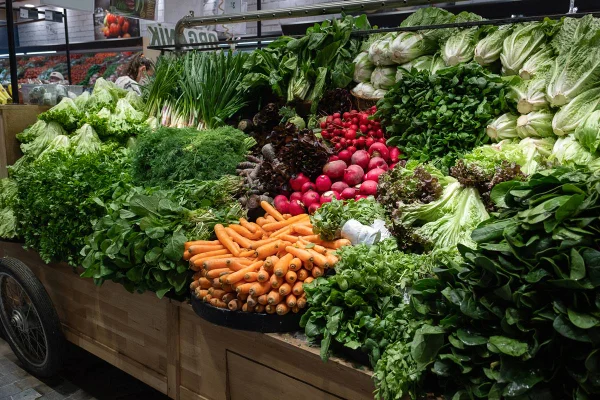 Vegetais expostos para vender