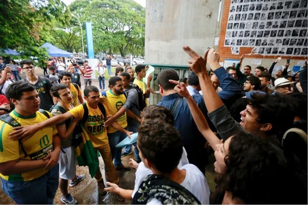 Tensão: ato pró-Bolsonaro tem bate-boca na UnB. Veja vídeos