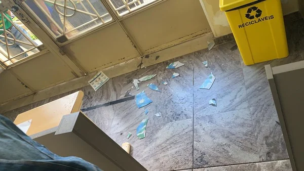 Câmara em SP é depredada após aprovação de passaporte da vacina; vídeo