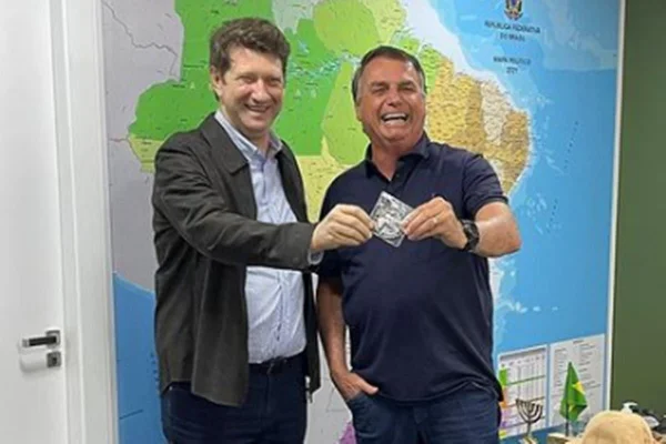Foto colorida do empresário empresário Odilio Balbinotti Filho e do ex-presidente Jair Bolsonaro (PL) - Metrópoles