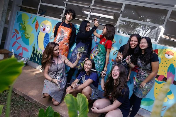 alunos da escola americana pintando parede do adolescentro