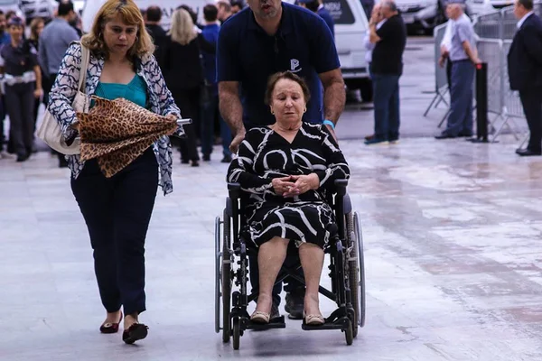 “Eu queria ir embora hoje”, diz mãe de Gugu durante velório