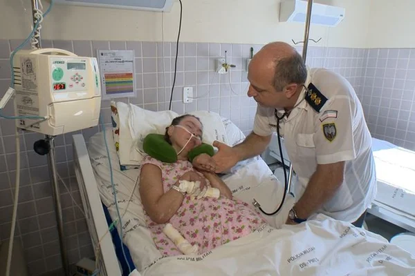 Médico se aposenta, mas continua visitando paciente em coma há 17 anos