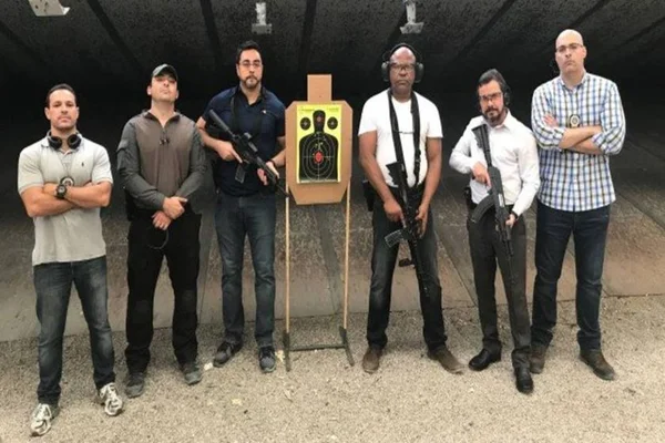 Marcelo Bretas publica foto com fuzil durante treinamento de segurança
