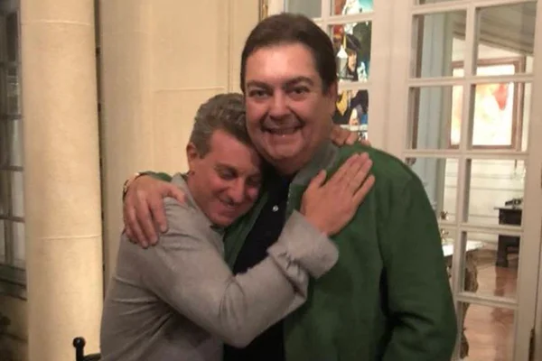 Pelas redes, Luciano Huck deseja sorte para estreia de Faustão na Band
