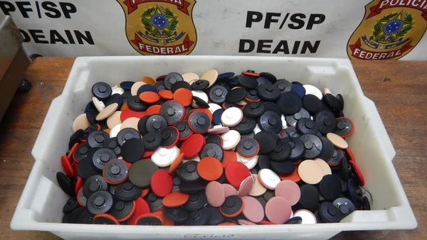 Brasileiro é preso tentando ir para Filipinas com botões de cocaína