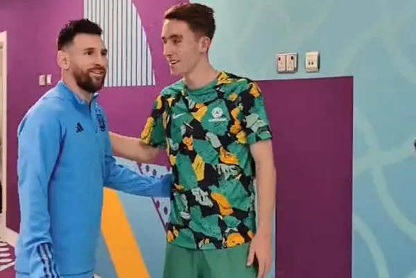 Vídeo: australianos fazem fila para bater foto com Messi após o jogo