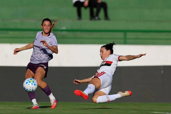 Imagem colorida de jogo do Brasileirão feminino- Metrópoles