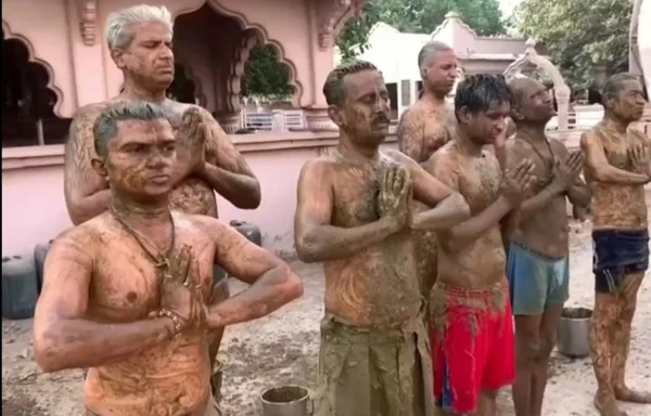 Indianos passam estrume no corpo contra covid-19