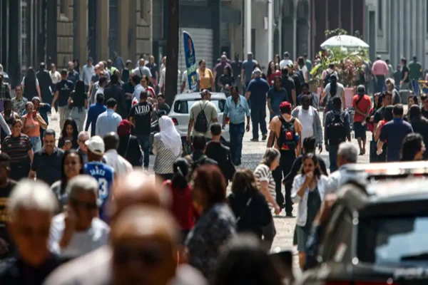 Imagem colorida de pessoas andando na rua