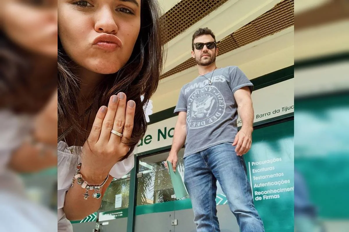 Younan, que está grávida do primeiro filho do casal, confirmou que o casamento foi feito sem a presença nem dos pais deles Younan, que está grávida do primeiro filho do casal, confirmou que o casamento foi feito sem a presença nem dos pais deles