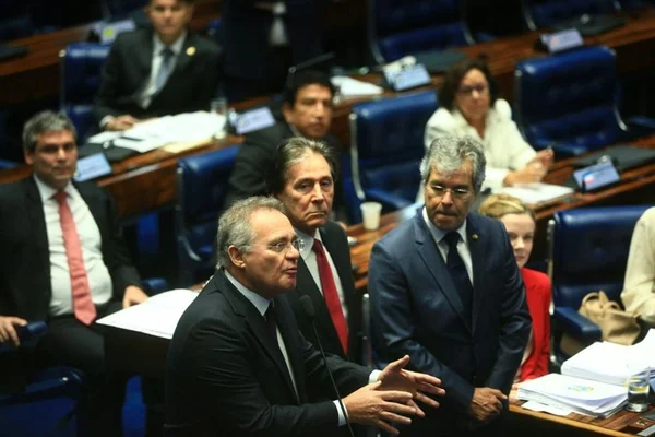 Renan se arrepende de briga com Gleisi e diz: provocação é “burrice”