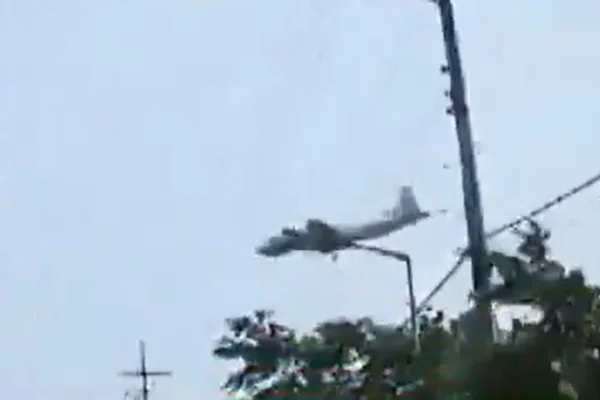 Imagem colorida de avião decolando